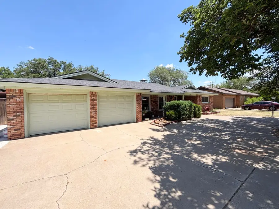 310 W 9th Street, Hale Center, TX 79041 - #2