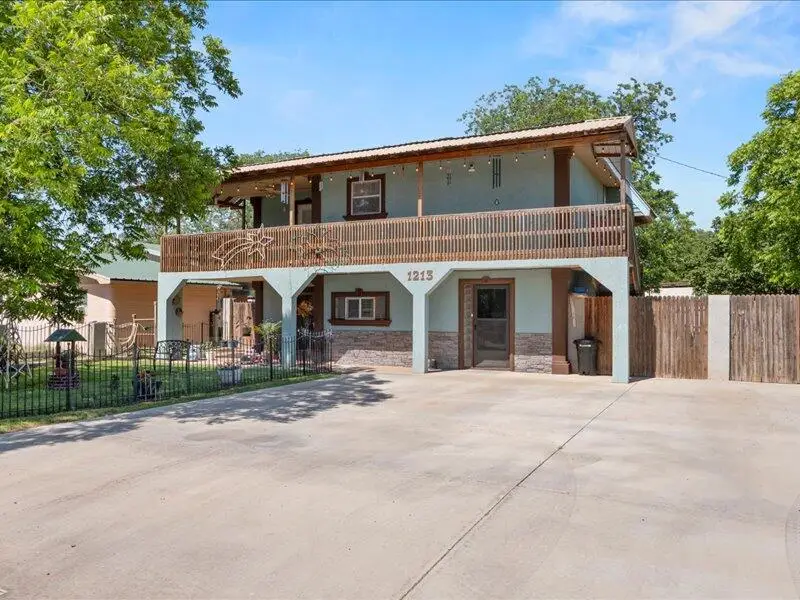 1213 N Avenue B, Denver City, TX 79323 - #1