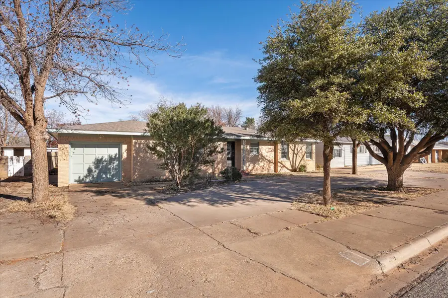 1105 E Cardwell Street, Brownfield, TX 79316 - #2