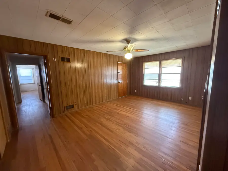 1809 W Avenue B, Muleshoe, TX 79347 - #2