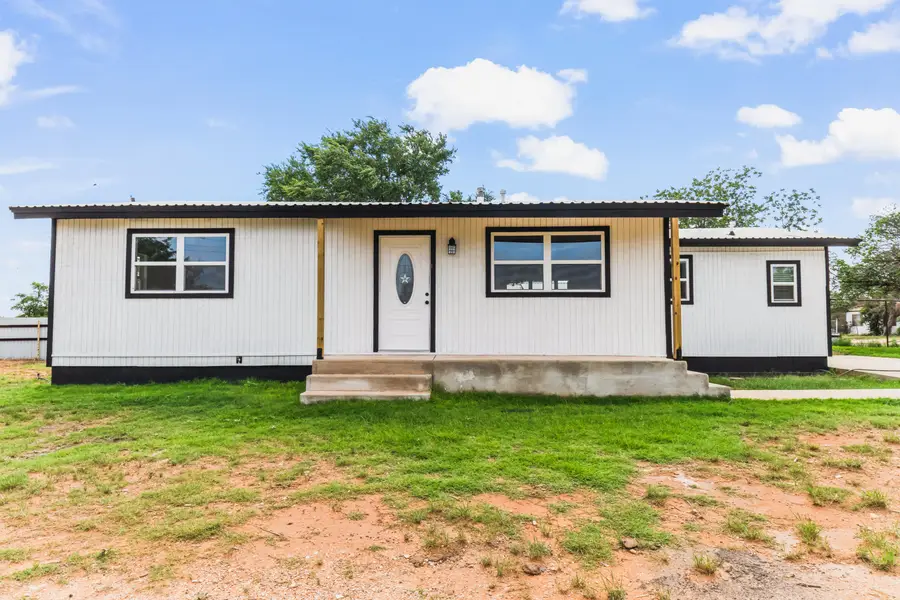 401 E 8th Street, Sundown, TX 79372 - #2