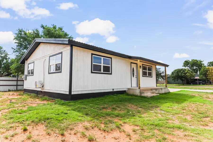 401 E 8th Street, Sundown, TX 79372 - #3