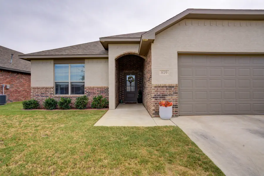 819 N 3rd Street, Wolfforth, TX 79382 - #2