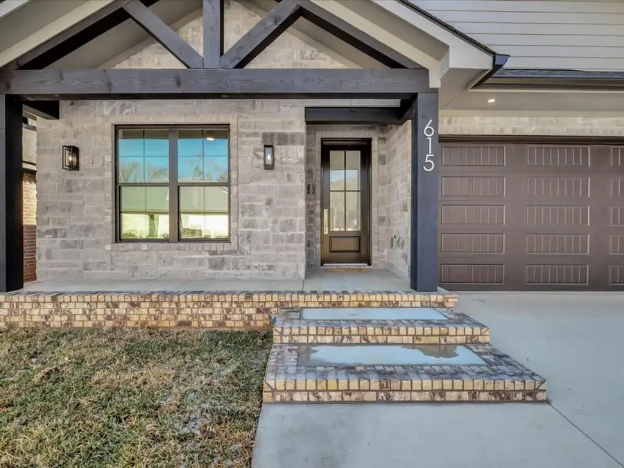 615 St Charles Place, Nacogdoches, TX 75961 - #2