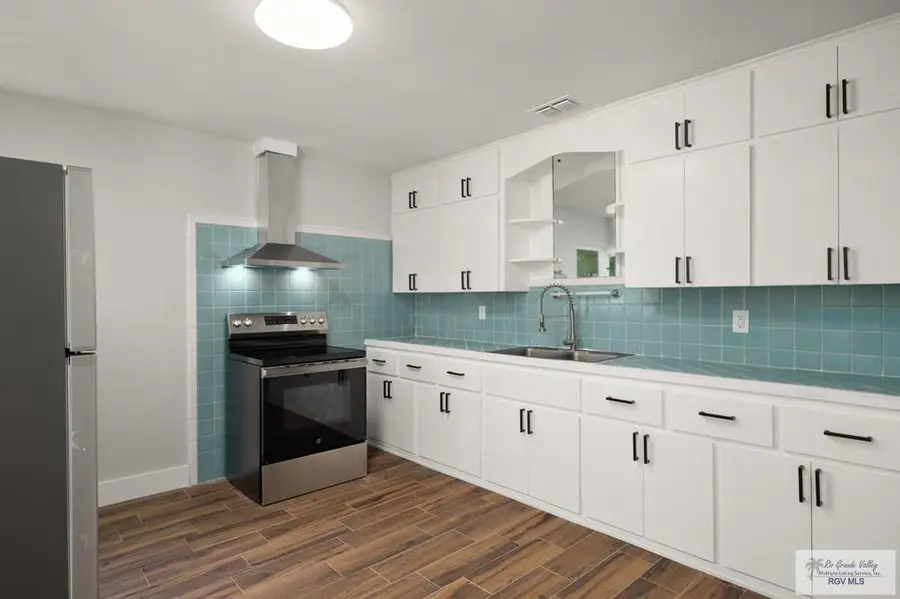 802 E Parkwood Dr, Harlingen, TX 78550 - #3