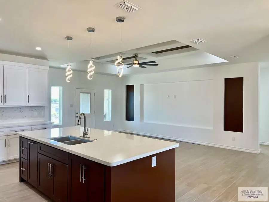 699 Foster Ln, Brownsville, TX 78521 - #2