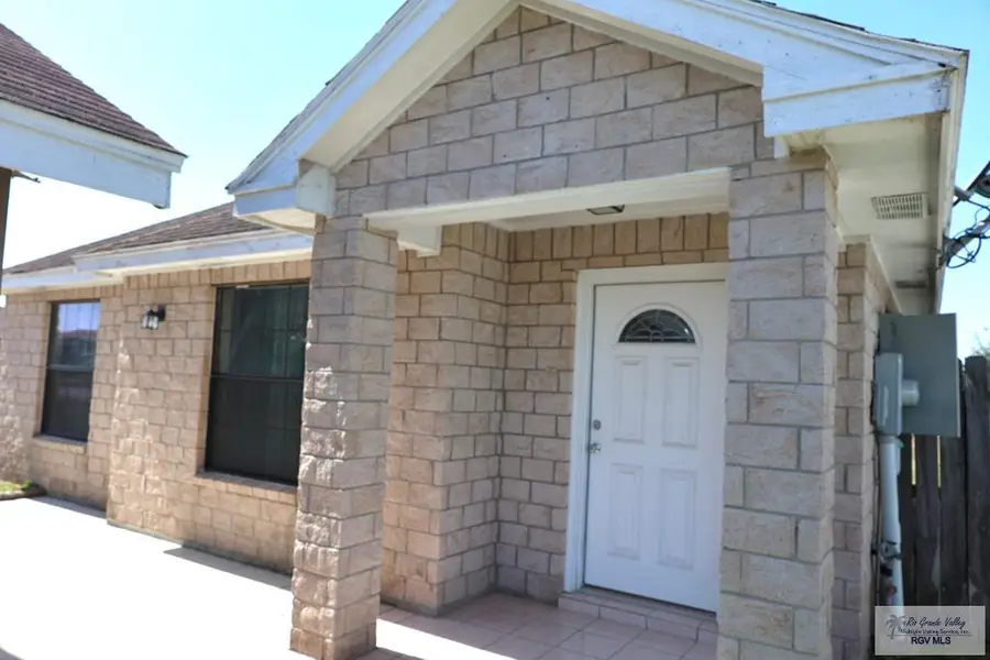 1041 SE Paso Dr, Los Fresnos, TX 78566 - #2