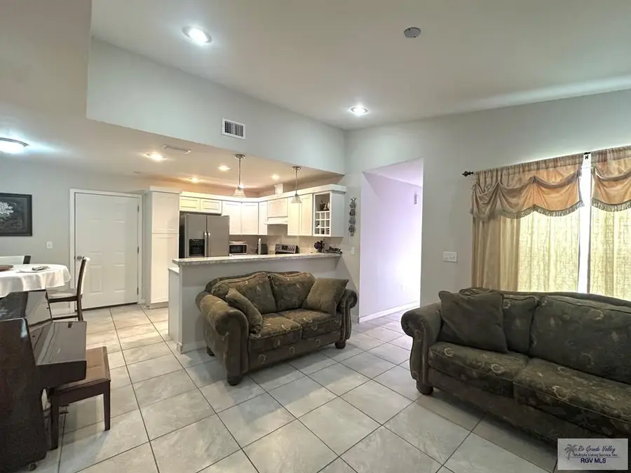 978 Valley River St, Brownsville, TX 78520 - #3