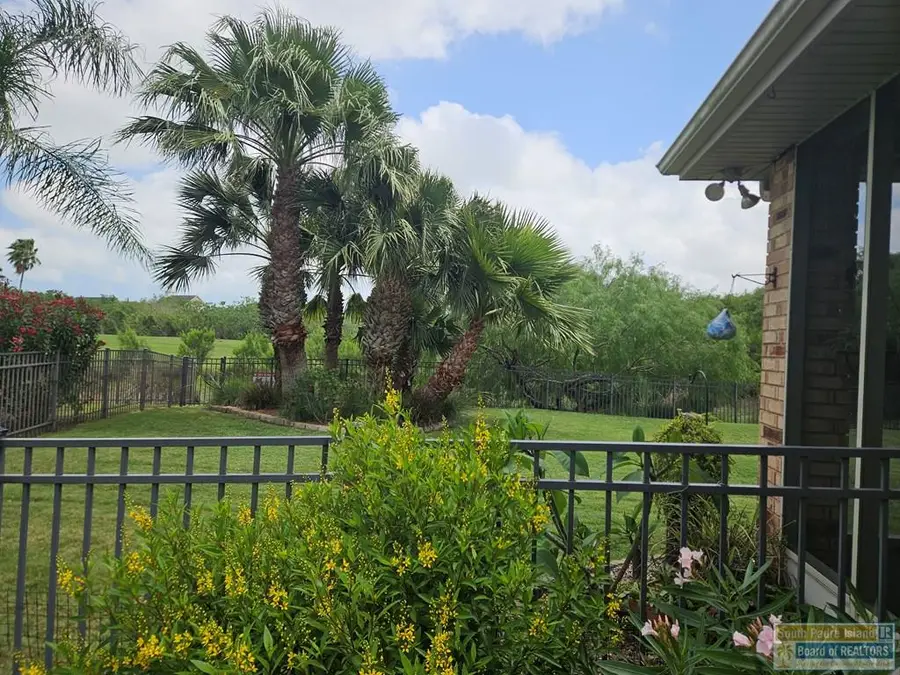 35 Bethpage Dr., Laguna Vista, TX 78578 - #2