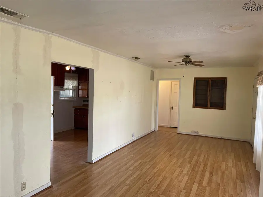 607 W CHURCHILL AVENUE, Electra, TX 76360 - Image #3