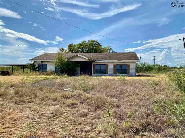 818 E RAILROAD AVENUE, Electra, TX 76360