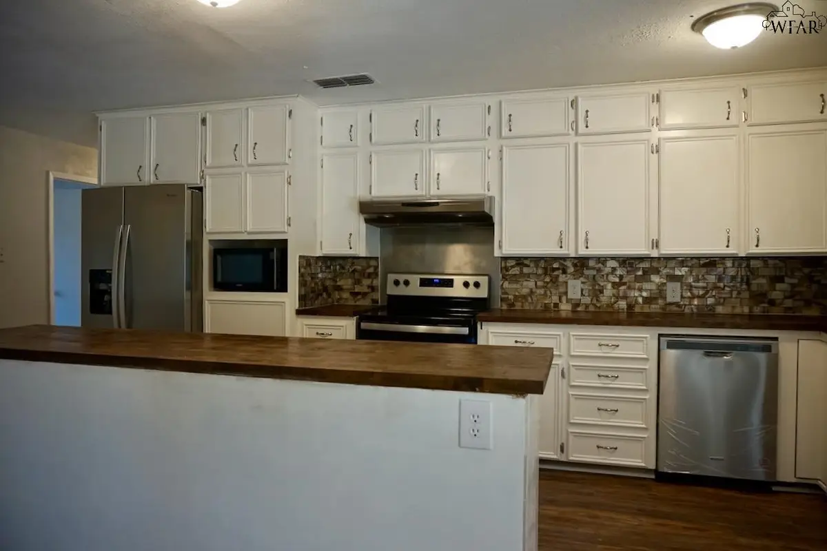 228 E BELKNAP STREET, Jacksboro, TX 76458 - Image #1