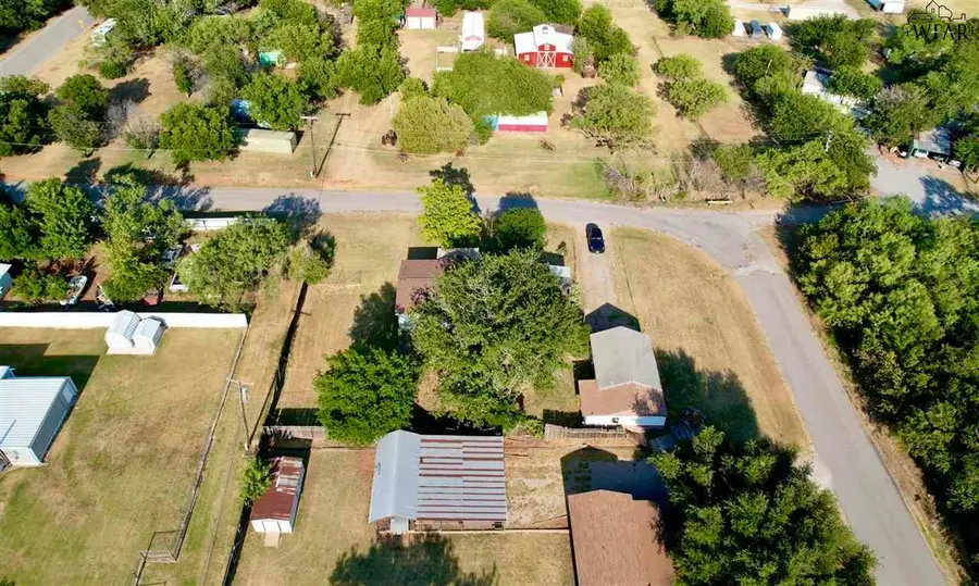 406 S HAWTHORNE AVENUE, Iowa Park, TX 76367 - Image #3