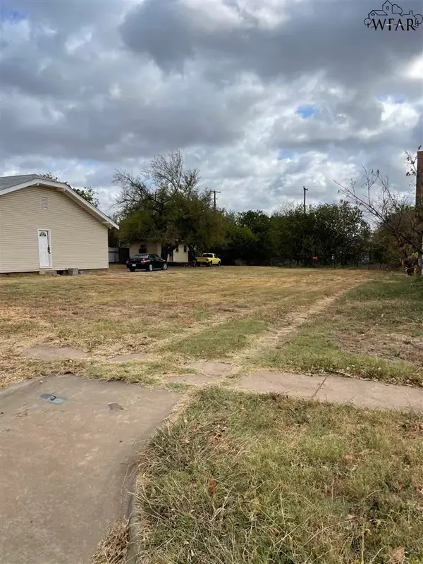 2105 JONES STREET, Wichita Falls, TX 76309