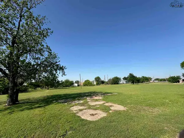 904 E GARRISON AVENUE, Electra, TX 76360