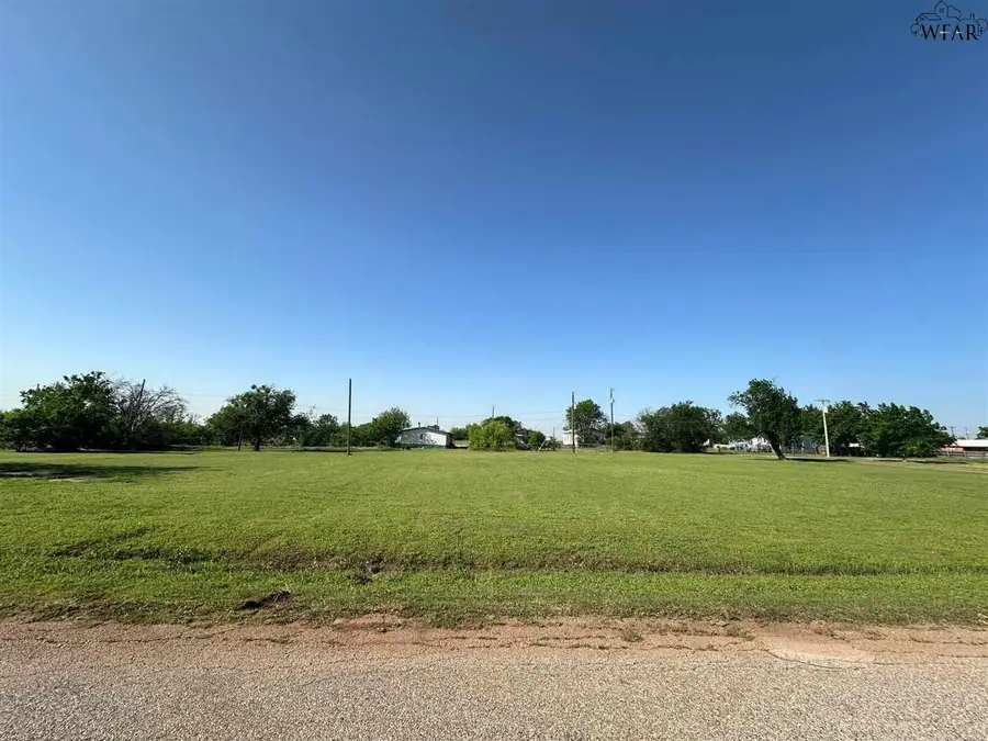 902 E GARRISON AVENUE, Electra, TX 76360 - Image #2