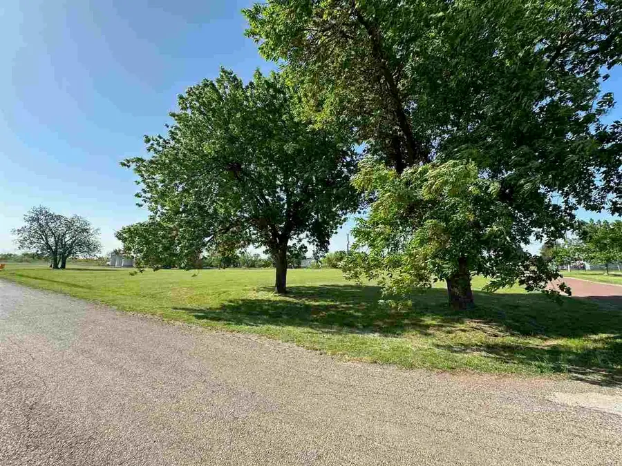 902 E GARRISON AVENUE, Electra, TX 76360 - Image #3