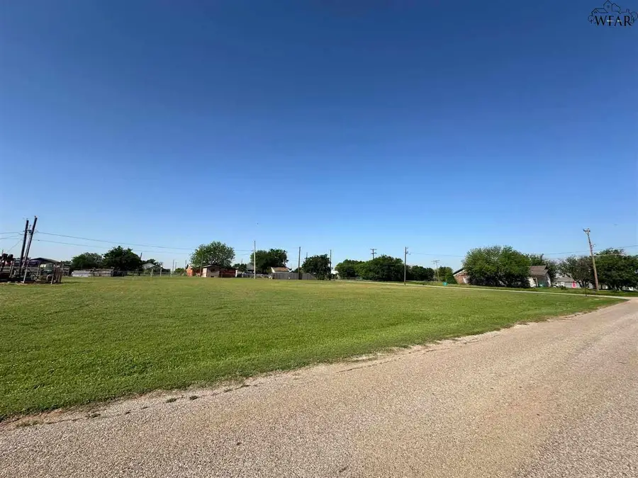 800 E GARRISON AVENUE, Electra, TX 76360 - Image #2