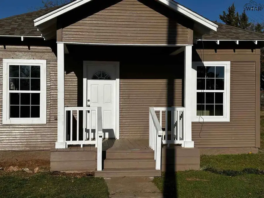 103 W GLISSON AVENUE, Electra, TX 76360 - Image #2