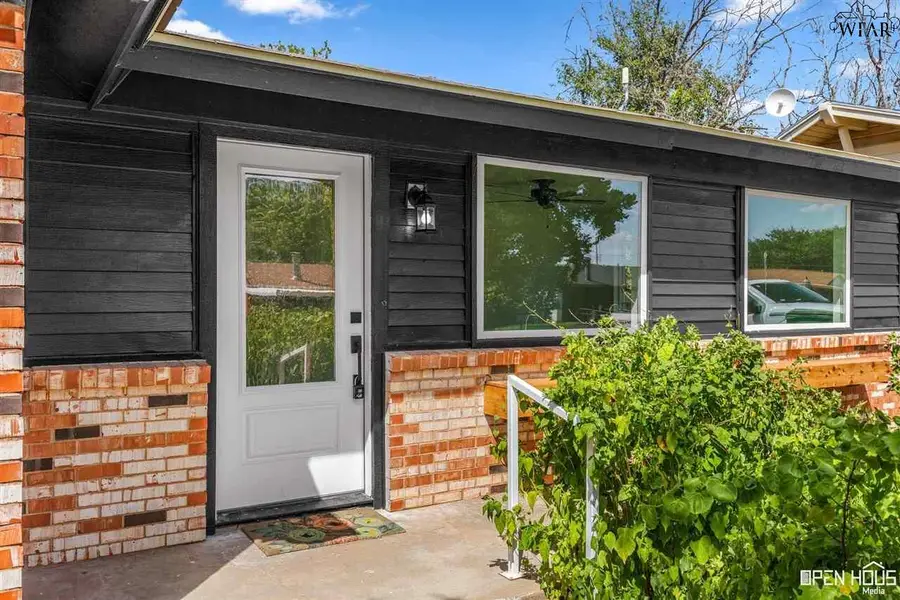 1008 LINCOLN DRIVE, Iowa Park, TX 76368 - Image #2