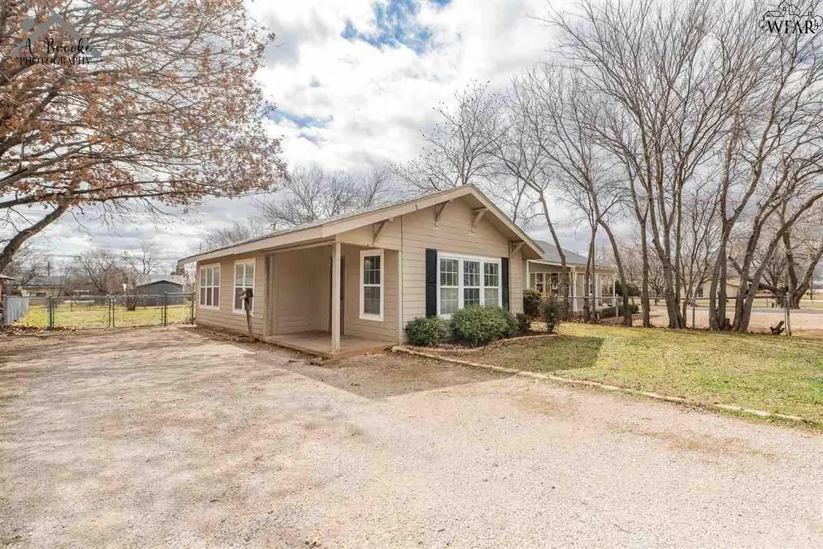 409 W ALAMEDA STREET, Iowa Park, TX 76367 - Image #1