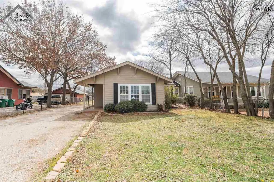 409 W ALAMEDA STREET, Iowa Park, TX 76367 - Image #2