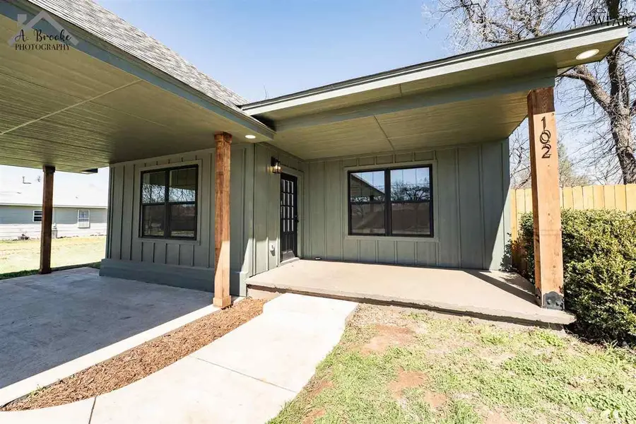 102 W MAGNOLIA AVENUE, Iowa Park, TX 76367 - Image #2