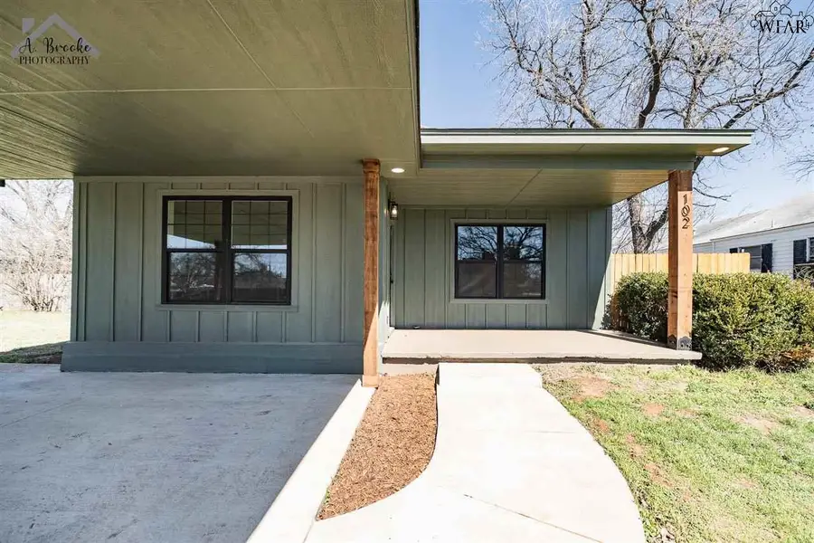 102 W MAGNOLIA AVENUE, Iowa Park, TX 76367 - Image #3