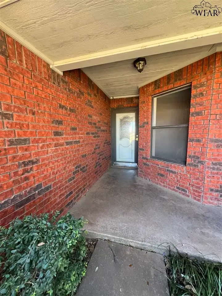 601 W MAGNOLIA STREET, Iowa Park, TX 76367 - Image #2