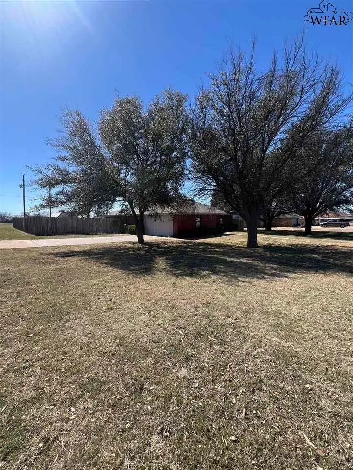 601 W MAGNOLIA STREET, Iowa Park, TX 76367 - Image #3