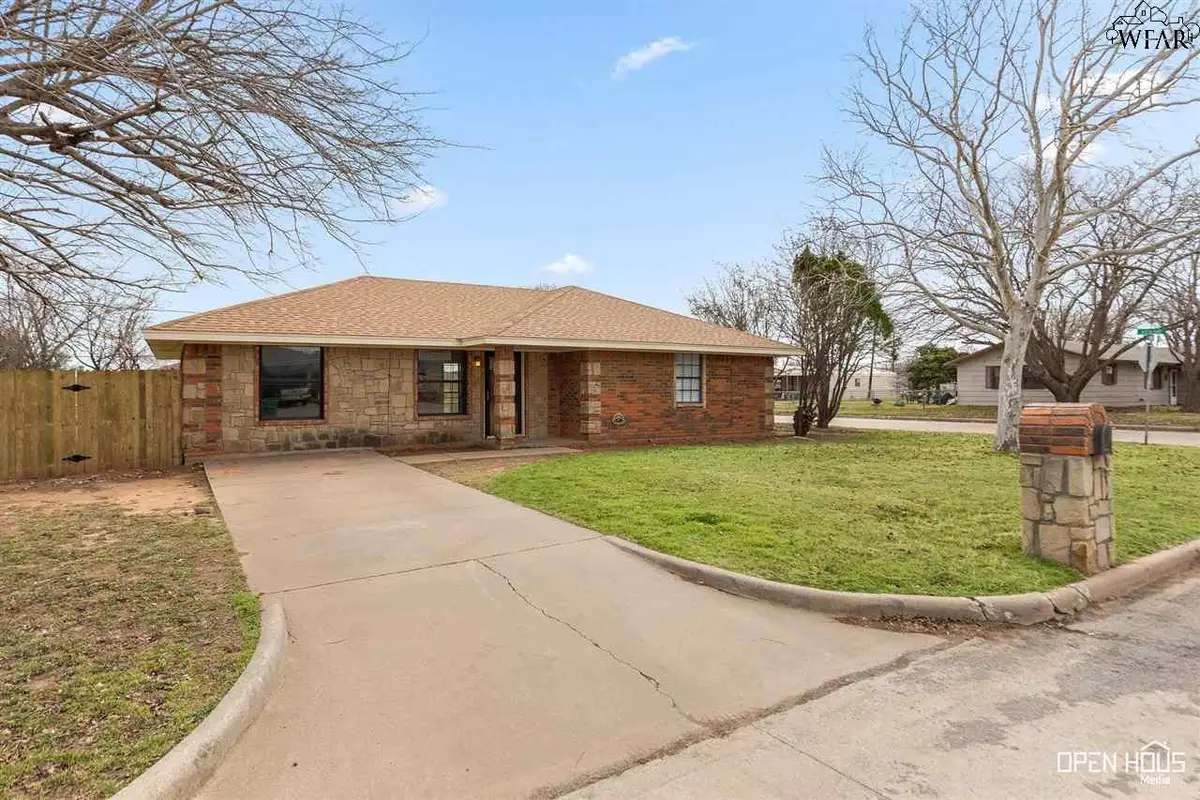 300 E GARDEN DRIVE, Iowa Park, TX 76367 - Image #1