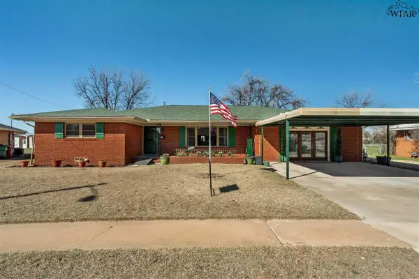 504 S HILLTOP AVENUE, Burkburnett, TX 76354