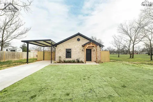 622 E COLLEGE STREET, Burkburnett, TX 76354