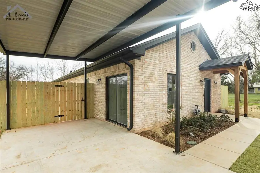 622 E COLLEGE STREET, Burkburnett, TX 76354 - Image #3