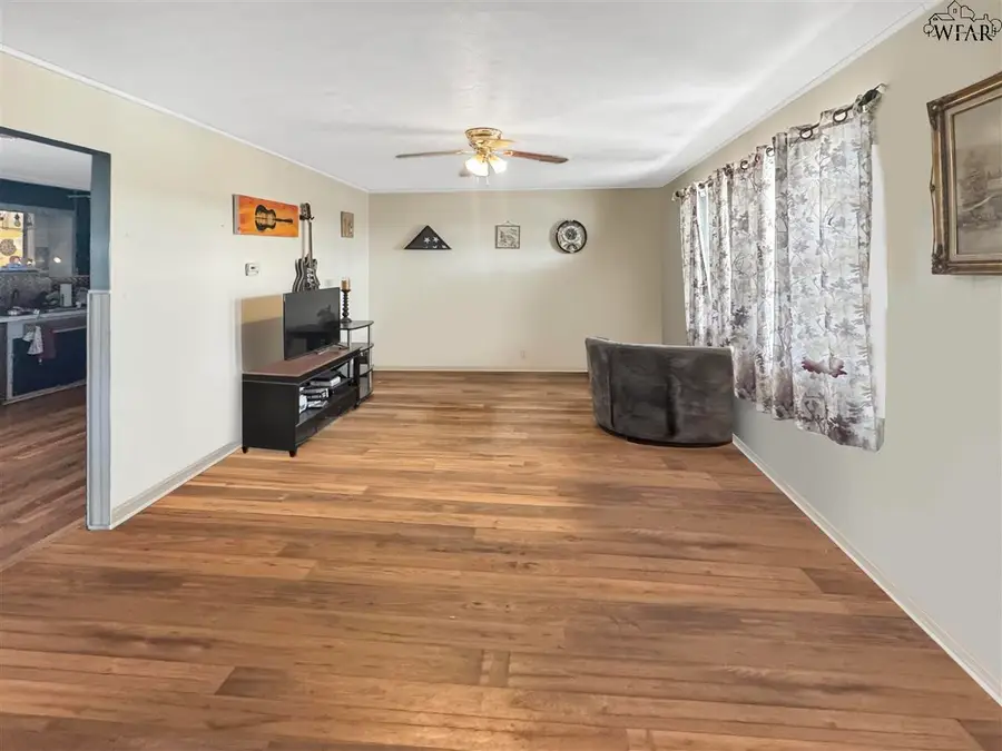 204 MOCKINGBIRD LANE, Burkburnett, TX 76354 - Image #3