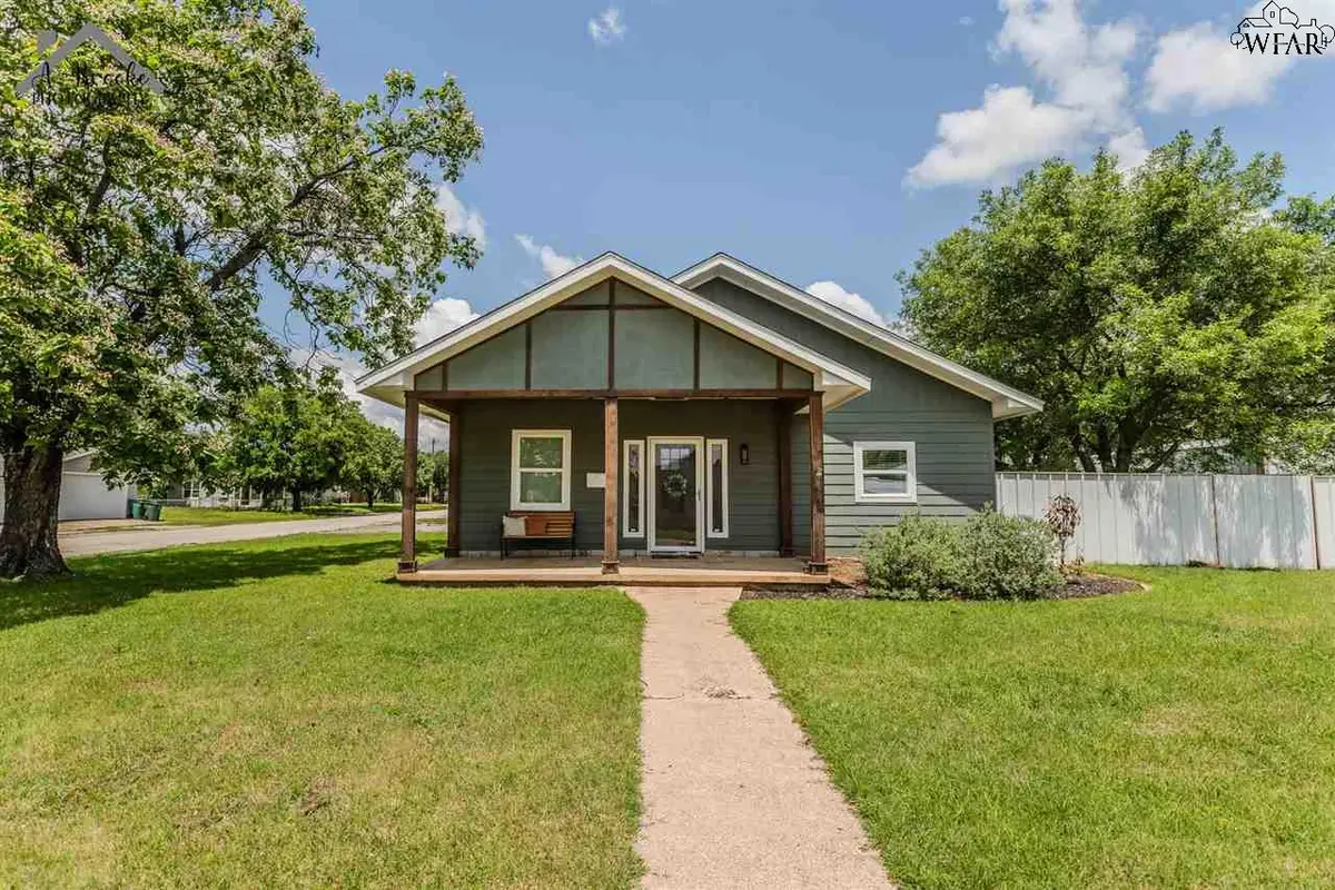 304 E SPRING STREET, Henrietta, TX 76365 - Image #1