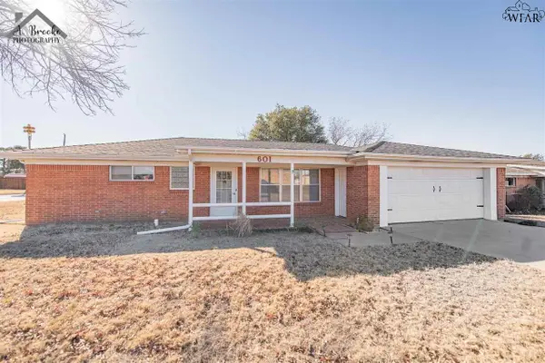 601 W CLARA AVENUE, Iowa Park, TX 76367