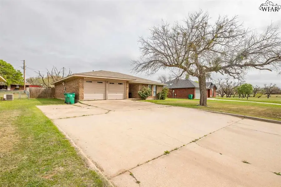 702 W CLARA AVENUE, Iowa Park, TX 76367 - Image #3