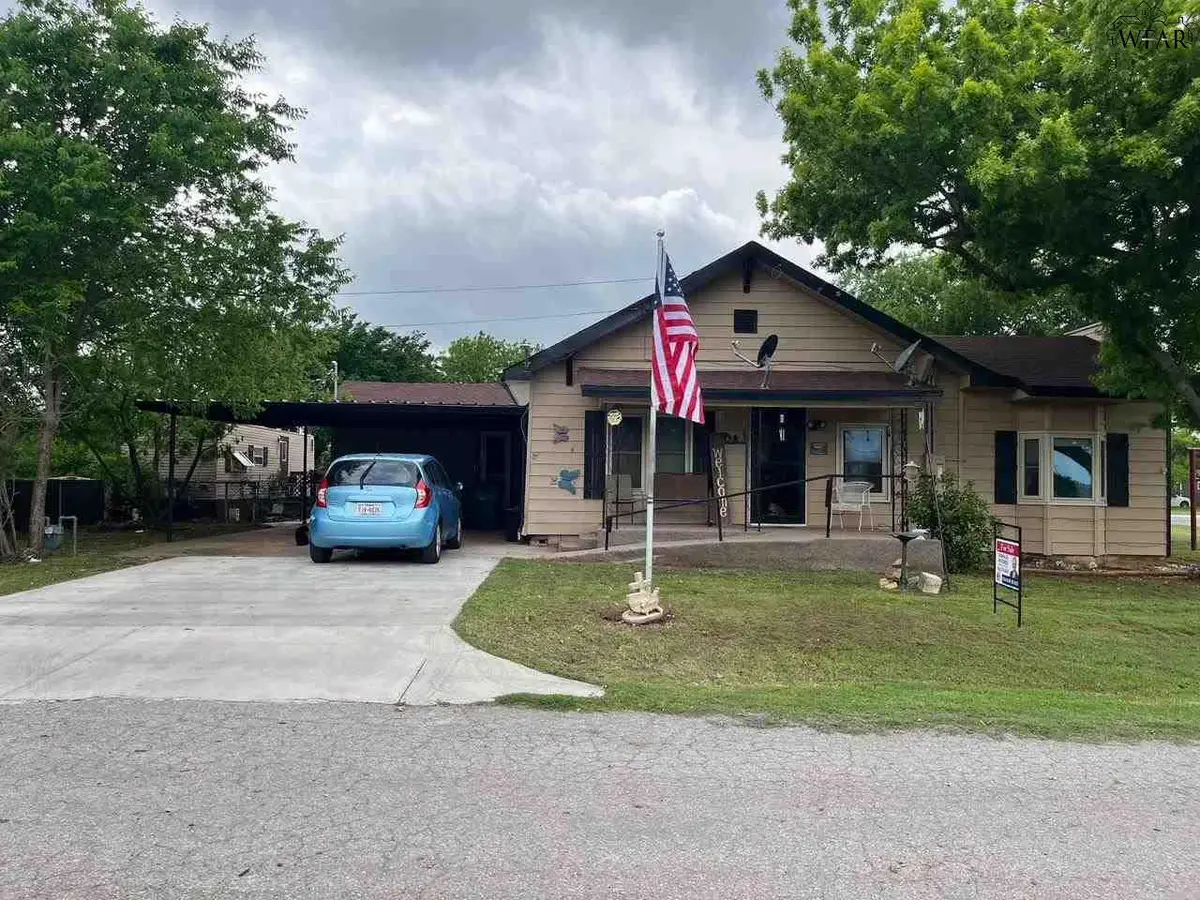 208 N SENECA STREET, Iowa Park, TX 76367 - Image #1