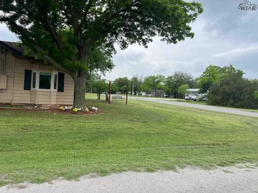 208 N SENECA STREET, Iowa Park, TX 76367 - Image #2