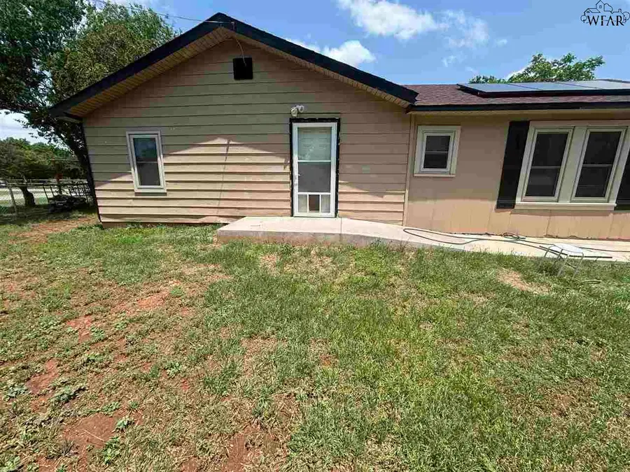 208 N SENECA STREET, Iowa Park, TX 76367 - Image #3