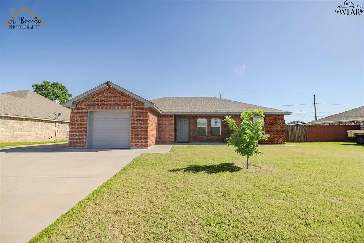 114 E VALLEY DRIVE, Iowa Park, TX 76367 - Image #1