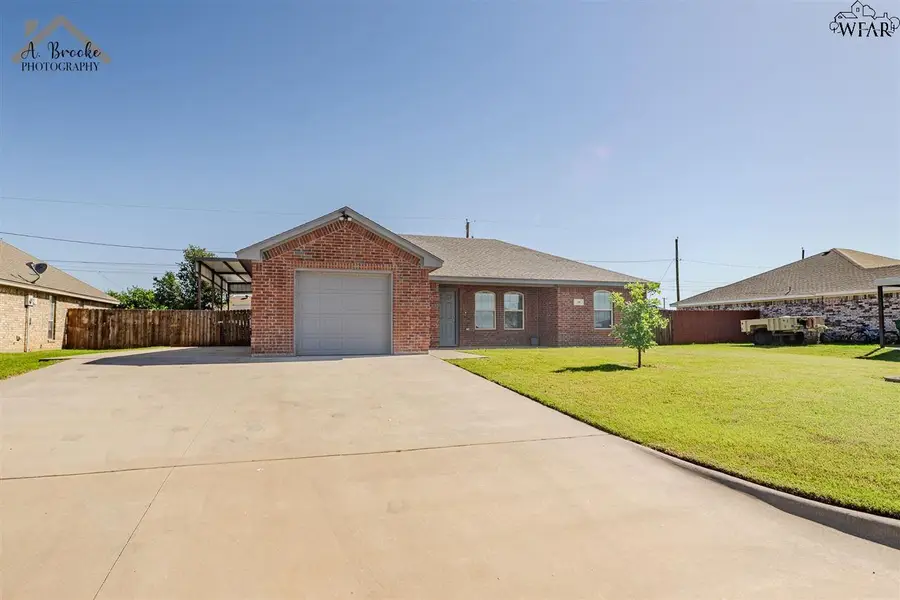 114 E VALLEY DRIVE, Iowa Park, TX 76367 - Image #2