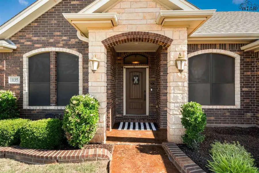 135 PARK PLACE CIRCLE, Iowa Park, TX 76367 - Image #2