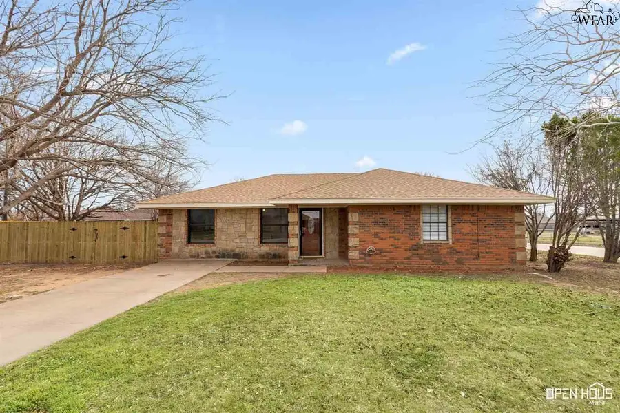 300 E GARDEN DRIVE, Iowa Park, TX 76367 - Image #2