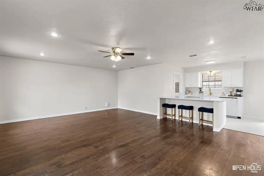 300 E GARDEN DRIVE, Iowa Park, TX 76367 - Image #3