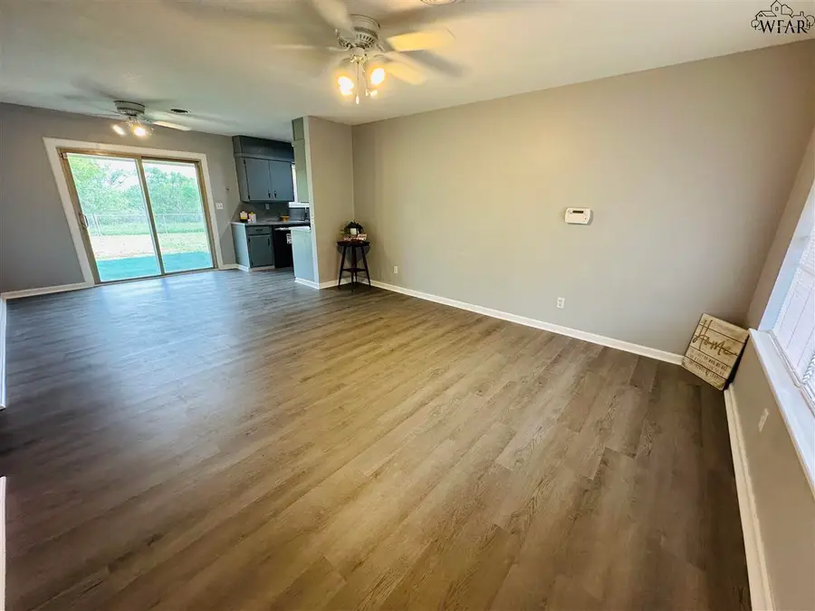 403 W VALLEY DRIVE, Iowa Park, TX 76367 - Image #2