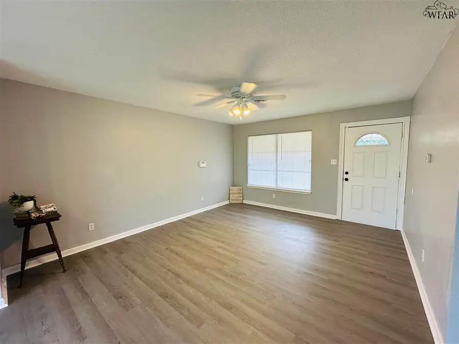 403 W VALLEY DRIVE, Iowa Park, TX 76367 - Image #3