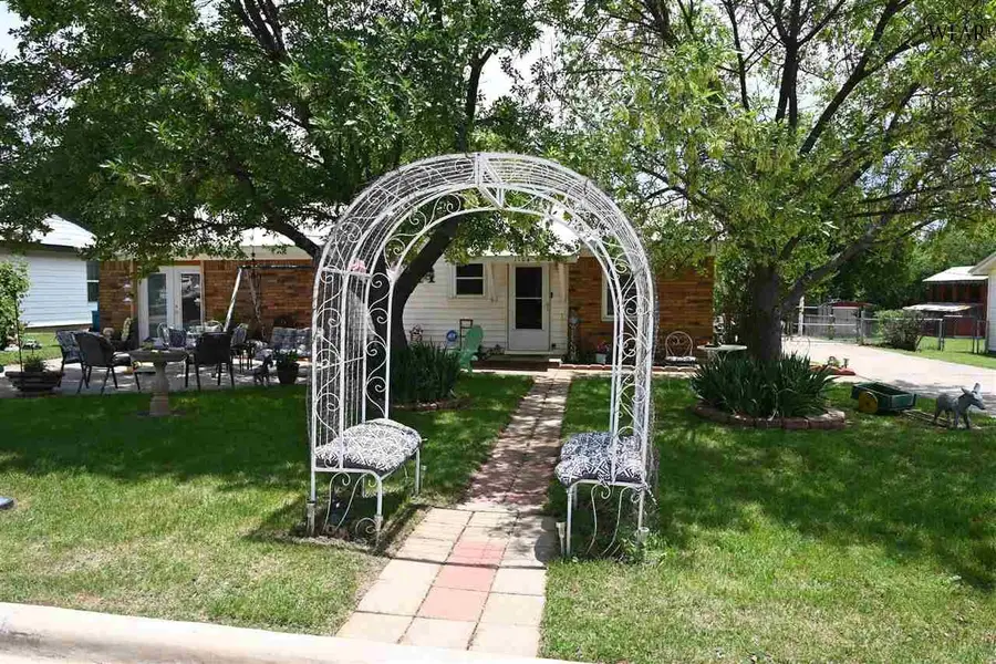 1104 S OAK STREET, Archer City, TX 76351 - Image #2