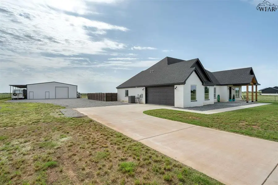 819 S BELL ROAD, Iowa Park, TX 76367 - Image #2